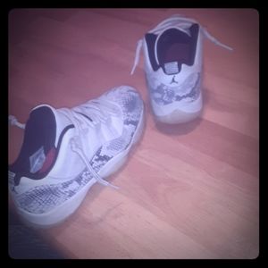 Jordan 11 Low Snakeskin Light Bone 